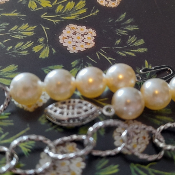 Swarovsky Silver And Pearl Bracelet - Picture 5 of 9